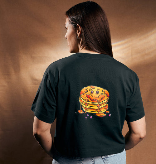 schwarzes Crop-Top, Rückenansicht mit gestapelter, grinsender Pfannkuchen-Illustration und tropfendem Sirup