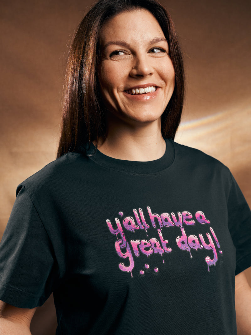 Crop-Top, dunkelgrün, Vorderansicht am Model mit pinker tropfender Aufschrift y'all have a great day und grinsendem Smiley
