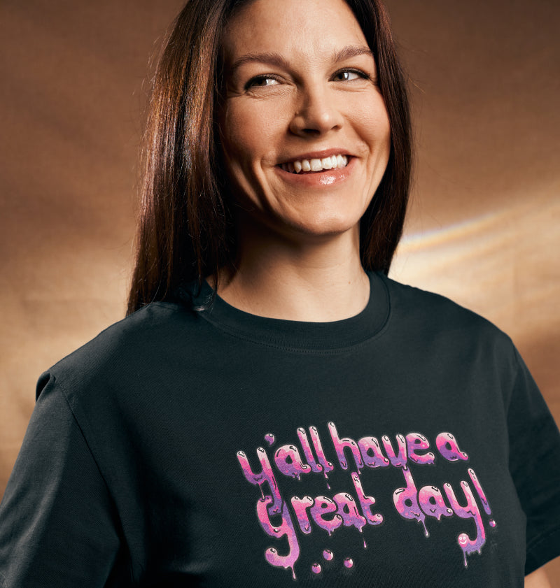 Crop-Top, dunkelgrün, Vorderansicht am Model mit pinker tropfender Aufschrift y'all have a great day und grinsendem Smiley