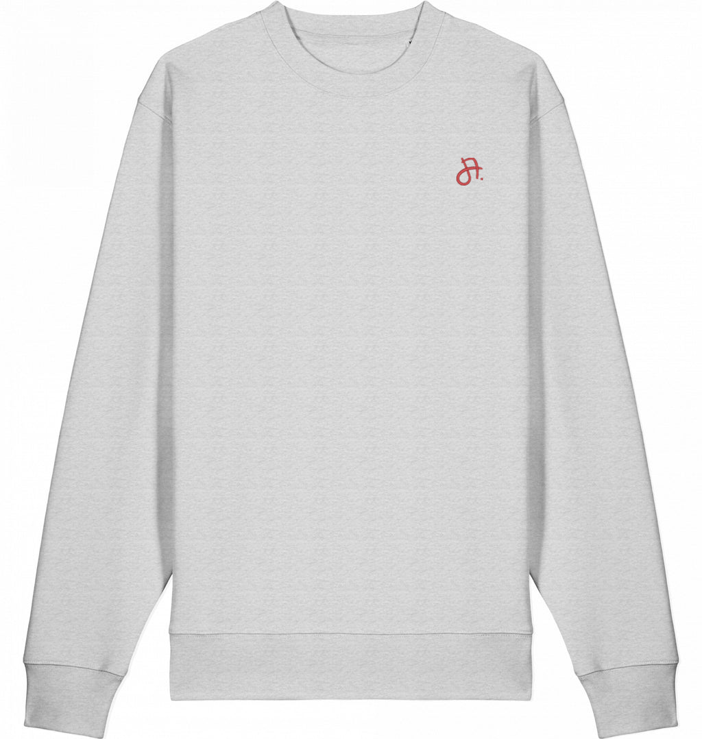 Hellgrauer Sweater in Frontansicht mit kleinem roten Logo-Print auf der Brust.