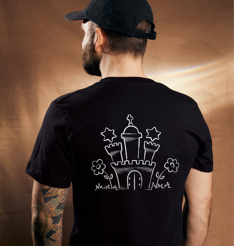 Schwarzes T-Shirt von hinten mit stilisiertem, illustriertem Hamburger Stadtwappen und Blumen