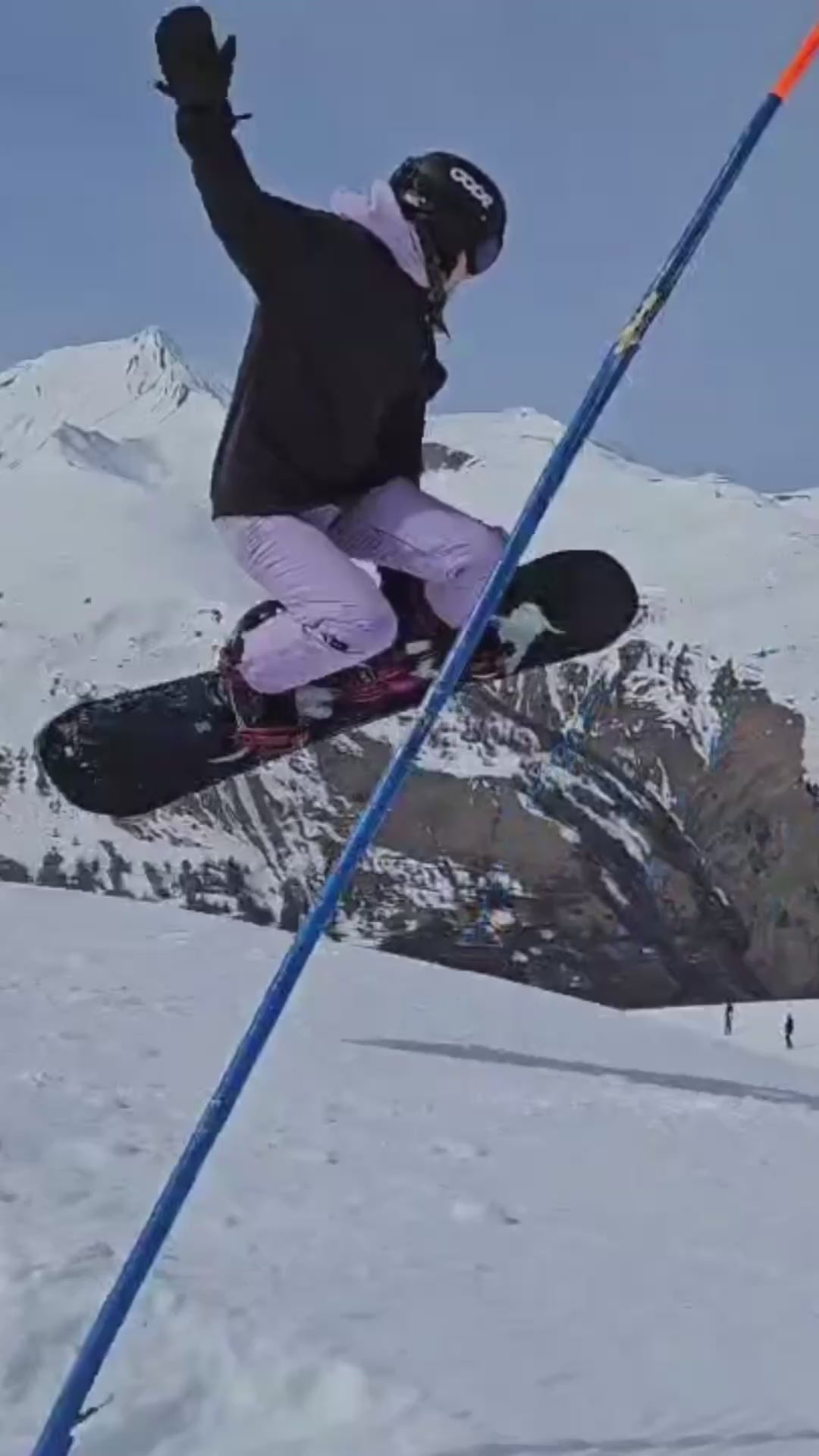 Video beim Snowboarding in den Französischen Alpen mit schwarzem Hoodie von JA.Creations mit Möwen Motiv