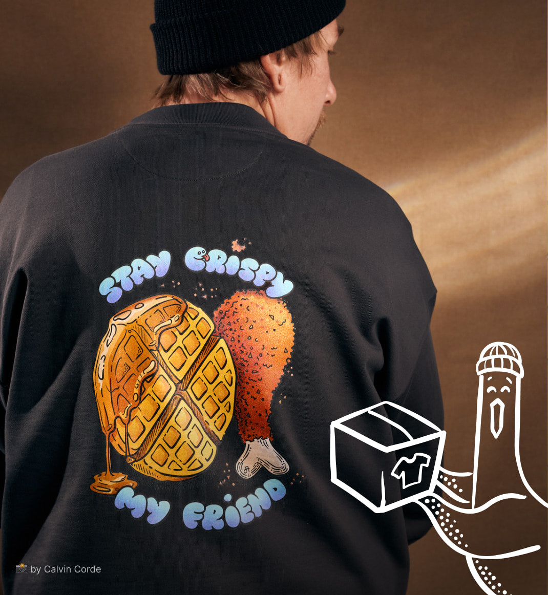 Rückenansicht eines schwarzen Pullovers mit Waffel- und Hähnchenschenkel-Motiv und Schriftzug Stay Crispy My Friend