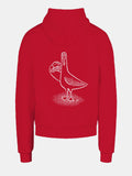Roter Hoodie, Rückenansicht mit weißer Möwe (Møv) mit Mütze und Fisch