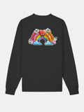 Schwarzer Sweater mit farbigem Regenbogen-Herz-Motiv auf der Rückseite
