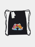 Schwarzer Turnbeutel mit buntem Regenbogen-Herz-Motiv und Kordeln.