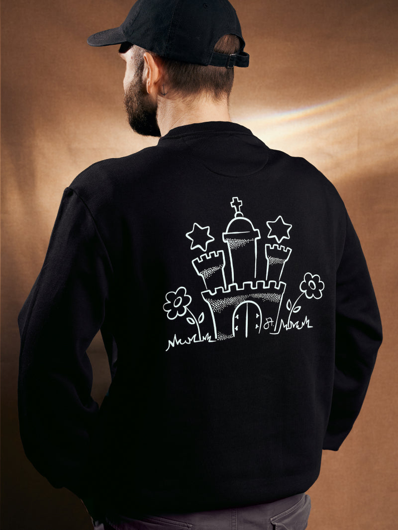 Schwarzes T-Shirt in Rückenansicht mit weißem Schloss- und Blumenprint
