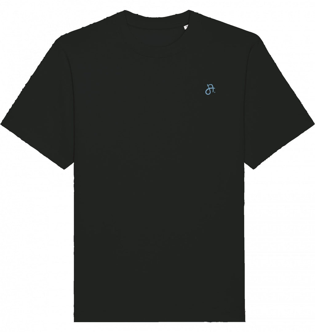 schwarzes T-Shirt, Vorderansicht, kleines hellblaues JA-Logo auf der linken Brust