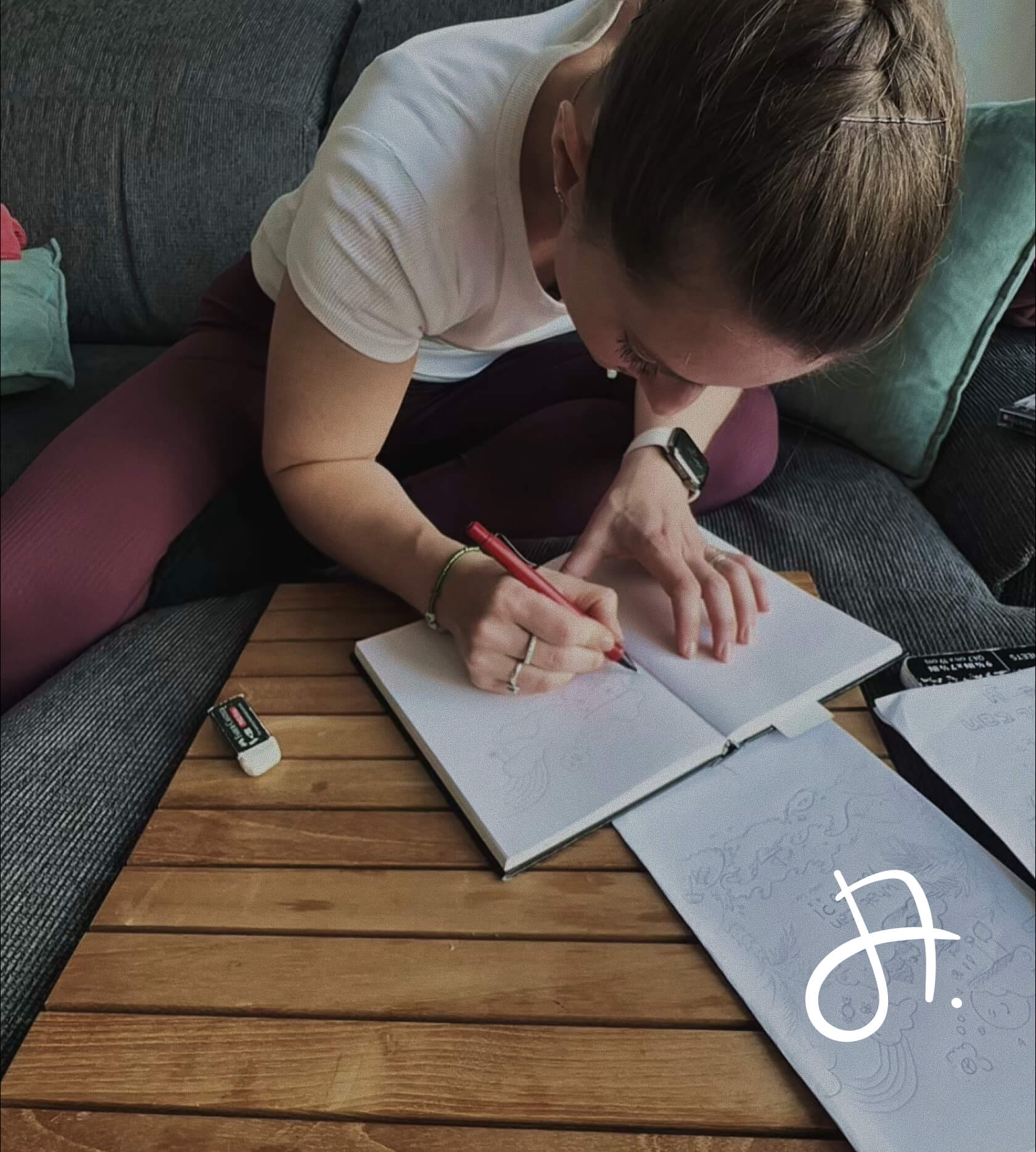 JA. Creations im kreativen Prozess für die Kollektion. Mit Skizzenbuch und Bleistift von der Couch aus